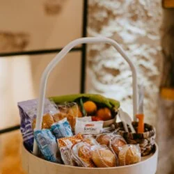Colazione in camera a Aroma Luxury Ostuni, con prodotti tipici pugliesi e pasticceria locale.