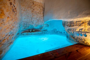Dettaglio della vasca idromassaggio privata nella Suite scavata nella pietra tipica ad Aroma Luxury Ostuni.